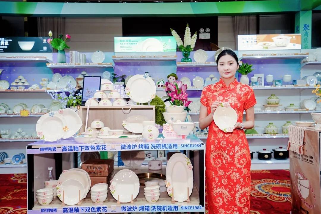 扑克之星亮相沉庆供给链订货会，爆款矩阵引爆合作热潮！